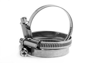 Beyaz bac izole hortum bağlantısı için farklı metal kelepçeler