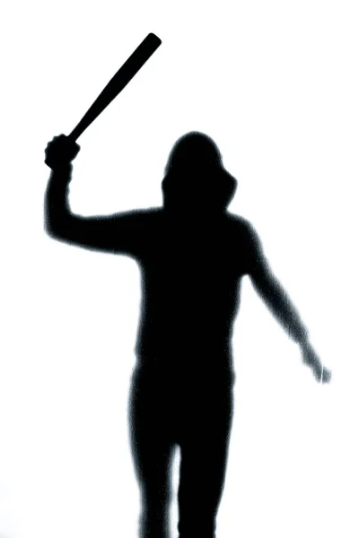 Un hombre peligroso detrás del vidrio esmerilado con un bate y un martillo — Foto de Stock