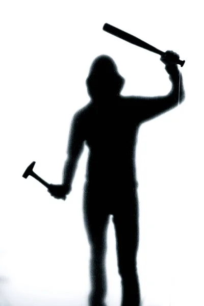 Um homem perigoso atrás de vidro fosco com um morcego e um martelo dentro — Fotografia de Stock