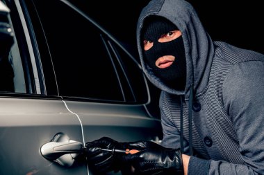 Kafasında kar maskesi olan bir adam arabaya girmeye çalıştı.. 