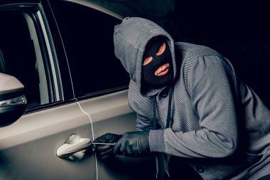 Kafasında kar maskesi olan bir adam arabaya girmeye çalıştı.. 