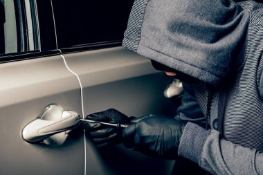 Kafasında kar maskesi olan bir adam arabaya girmeye çalıştı.. 