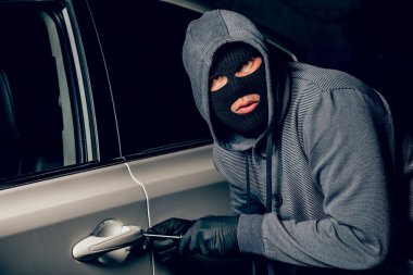 Kafasında kar maskesi olan bir adam arabaya girmeye çalıştı.. 