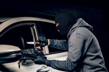 Balaclava'da bıçakla tehdit eden soyguncu bir ba'yı elinden aldı.