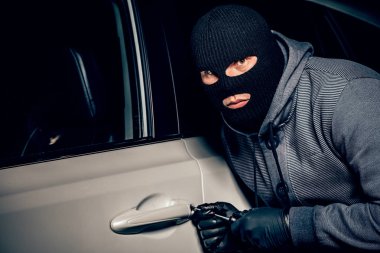 Kafasında kar maskesi olan bir adam arabaya girmeye çalıştı.. 