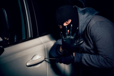 Kafasında kar maskesi olan bir adam arabaya girmeye çalıştı.. 