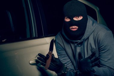 Balaclava'da bıçakla tehdit eden soyguncu bir ba'yı elinden aldı.