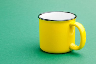 Demir kupa, yeşil arka planda.