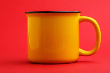 Demir bardak, kırmızı arkaplanda..