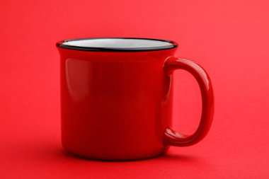 Demir bardak, kırmızı arkaplanda..