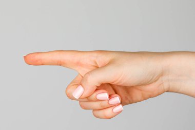 Beyaz arkaplanda kadın eli.