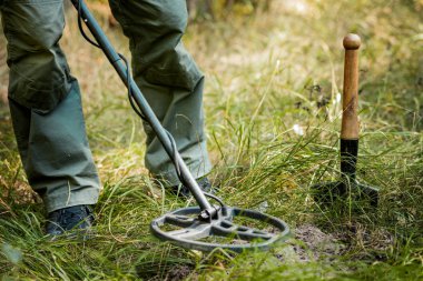 Elektronik metal dedektör ütülcü, açık arka planlı adam.