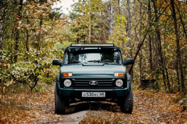 Tambov (16.09.2019). Rus SUV Lada Niva ve ağaçlar