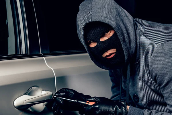 Kafasında kar maskesi olan bir adam arabaya girmeye çalıştı.. 