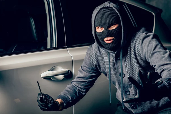 Um homem com uma Balaclava na cabeça tentou entrar no carro. . — Fotografia de Stock