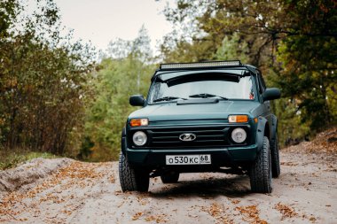 Tambov (16.09.2019). Rus SUV Lada Niva ve ağaçlar