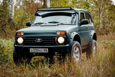 Tambov (16.09.2019). Rus SUV Lada Niva ve ağaçlar