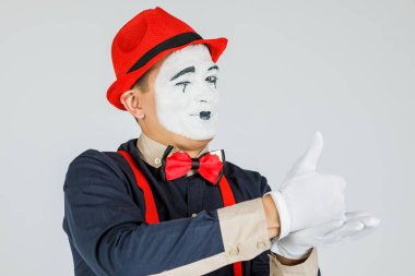 Pandomim sanatçısı elleriyle numaralar yapar. Komik pandomim şovu.