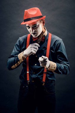 palyaço ve Cadılar Bayramı tema: elinde isolat bıçak ile deli palyaço