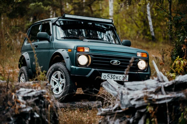 Tambov Rusland16.09.2019. blz. Russische Suv Lada Niva en bomen in aut — Stockfoto