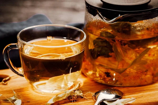 Glazen kopje thee met Linden op houten tafel. — Stockfoto