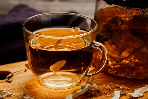 Glazen kopje thee met Linden op houten tafel. — Stockfoto
