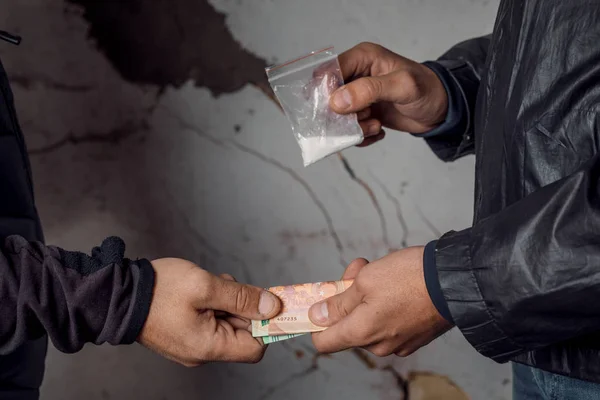 Uma pessoa com dinheiro compra uma dose de cocaína ou heroína ou outro dr — Fotografia de Stock