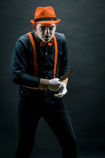 Clown e tema Halloween: clown pazzo con coltello in mano isolato — Foto Stock