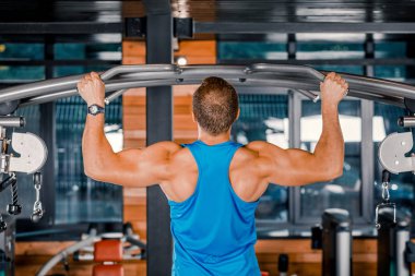 Profesyonel atlet, spor salonunda egzersiz yapar. Egzersiz için