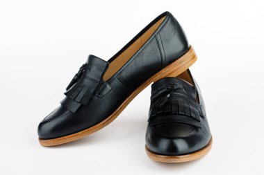 Beyaz arka planda siyah kadın balesi.