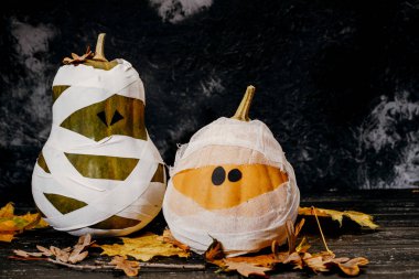 Sargılı zombi balkabakları, karanlık bir arka planda. Bu konsept...