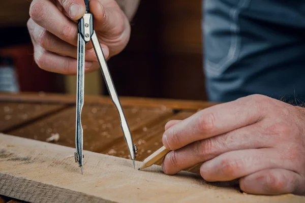 木製の棒に金属製のコンパスと鉛筆で男性大工のマークの終わり — ストック写真
