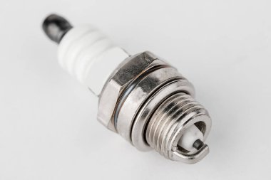 Beyaz arkaplanda iridyum kıvılcım bujileri.