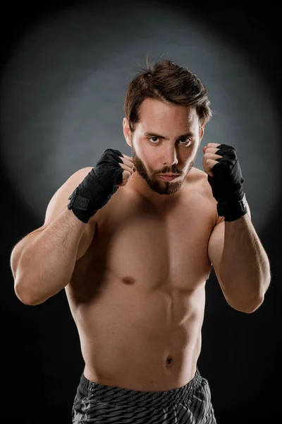 Retrato Boxeador Con Vendajes Las Manos Puños Luchador Antes Una — Foto de Stock