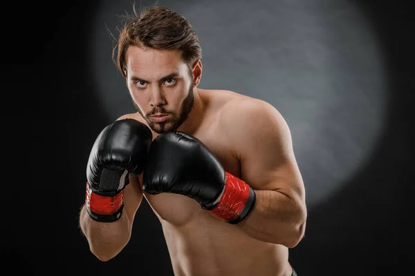 Hombre Con Guantes Boxeo Hombre Boxeando Sobre Fondo Negro Concepto — Foto de Stock