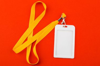 Kimlik etiketi. Çalışanının kimliği. Kırmızı arkaplanda ipleri olan kart simgeleri