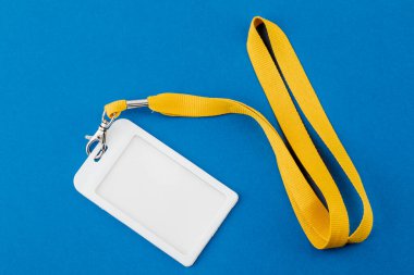 Kimlik etiketi. Çalışanının kimliği. Mavi arkaplanda ipleri olan kart simgeleri