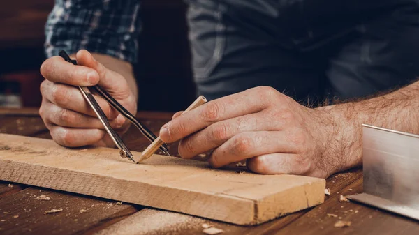 木製の棒に金属製のコンパスと鉛筆で男性大工のマークの終わり — ストック写真