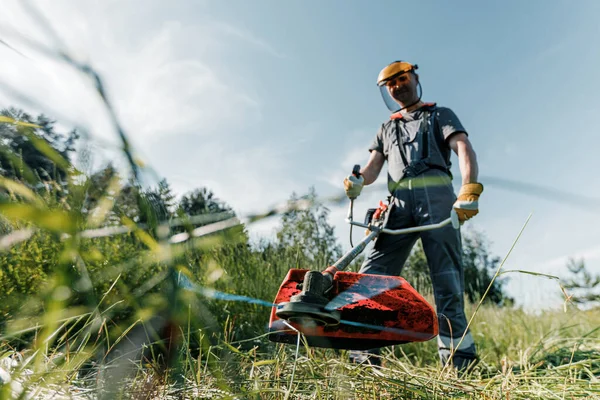 Jardinero Macho Corta Hierba Con Una Cortadora Césped — Foto de Stock