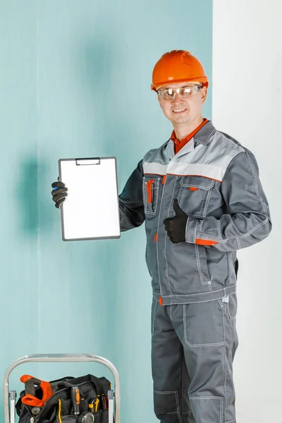 Male Engineer Construction Worker Protective Helmet Glasses Writes Tablet Concept — Stock Photo, Image