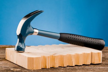 Mavi arka planda mavi çekiç. İnşaat ve onarım kavramı