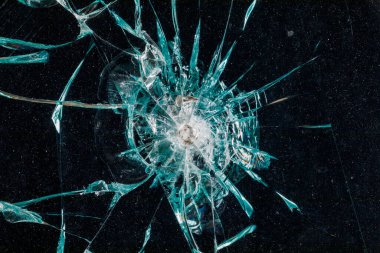 Siyah bir arka planda araba camındaki çatlaklar