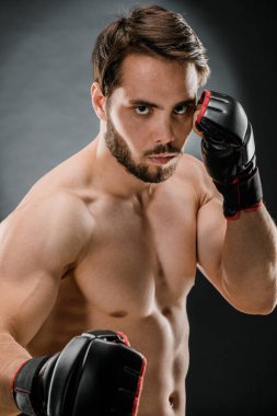 Boks eldivenli bir adam. Siyah arka planda boks yapan bir adam. Sağlıklı yaşam tarzı kavramı.