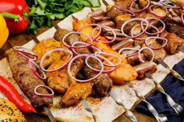 farklı türde et ve soğan ve hamurla şişlenir..