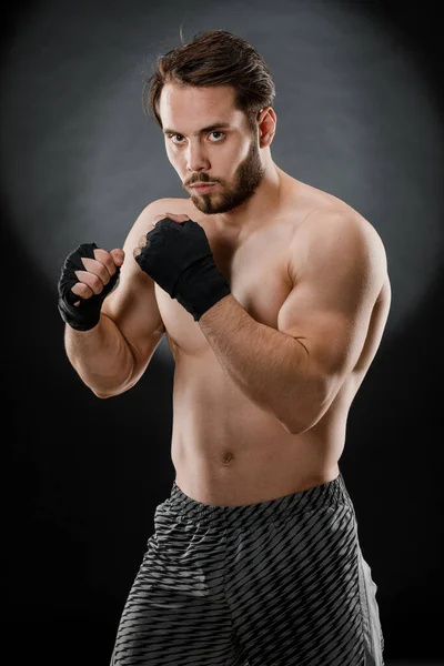 Retrato Boxeador Con Vendajes Las Manos Puños Luchador Antes Una — Foto de Stock