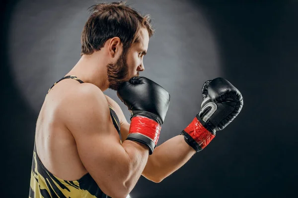 Hombre Con Guantes Boxeo Hombre Boxeando Sobre Fondo Negro Concepto — Foto de Stock