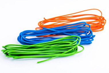 Beyaz arkaplanda izole edilmiş elektrik kablosu.