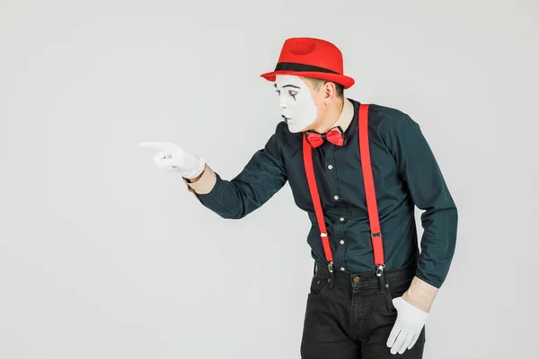 Payaso Con Tirantes Rojos Sombrero Rojo Sobre Fondo Blanco —  Fotos de Stock