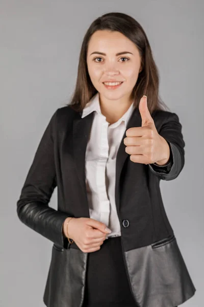 Gri Arka Planda Koyu Renk Süitte Genç Bir Kadını Ofis — Stok fotoğraf