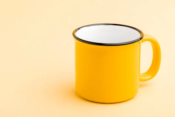 Uma Caneca Ferro Vazia Fundo Amarelo — Fotografia de Stock